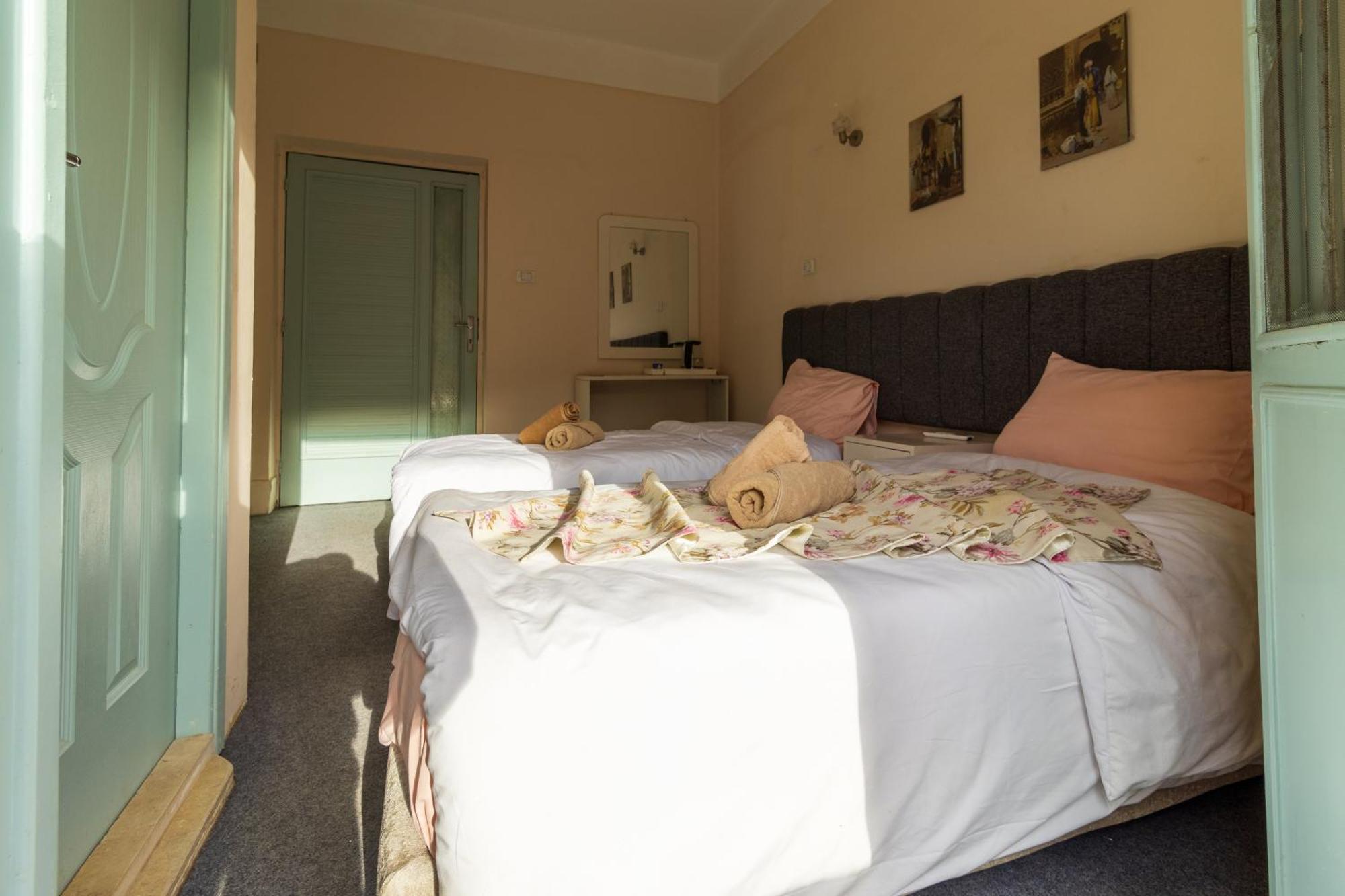 The Grand Pyramids View Hotel Kafret el-Gabal Quarto foto